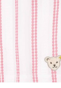 Tejido blanco con líneas rosas verticales y patrones de diamantes. Presenta una cara de oso bordada con un acento amarillo. Textura suave.