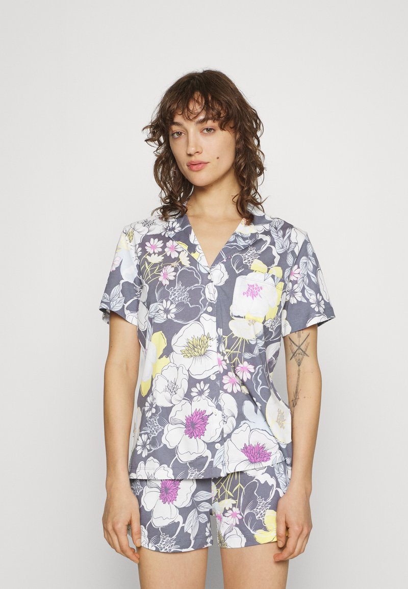 Gemustertes kurzärmliges Pyjama-Set in Grau mit weißen, gelben und rosa Blumenmustern, ausgestattet mit einem Kragen und einer Knopfleiste.