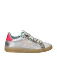 Zilveren sneaker met witte neuskap en roze hielaccent. Beschikt over een dierenprint op de zijpanelen, textuurveters en een lichtblauwe binnenkant.
