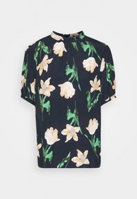 Blůza s krátkým rukávem v tmavě námořnické barvě, která má květinový vzor se světle broskvovými a zelenými akcenty, kulatým výstřihem a volnějším střihem.