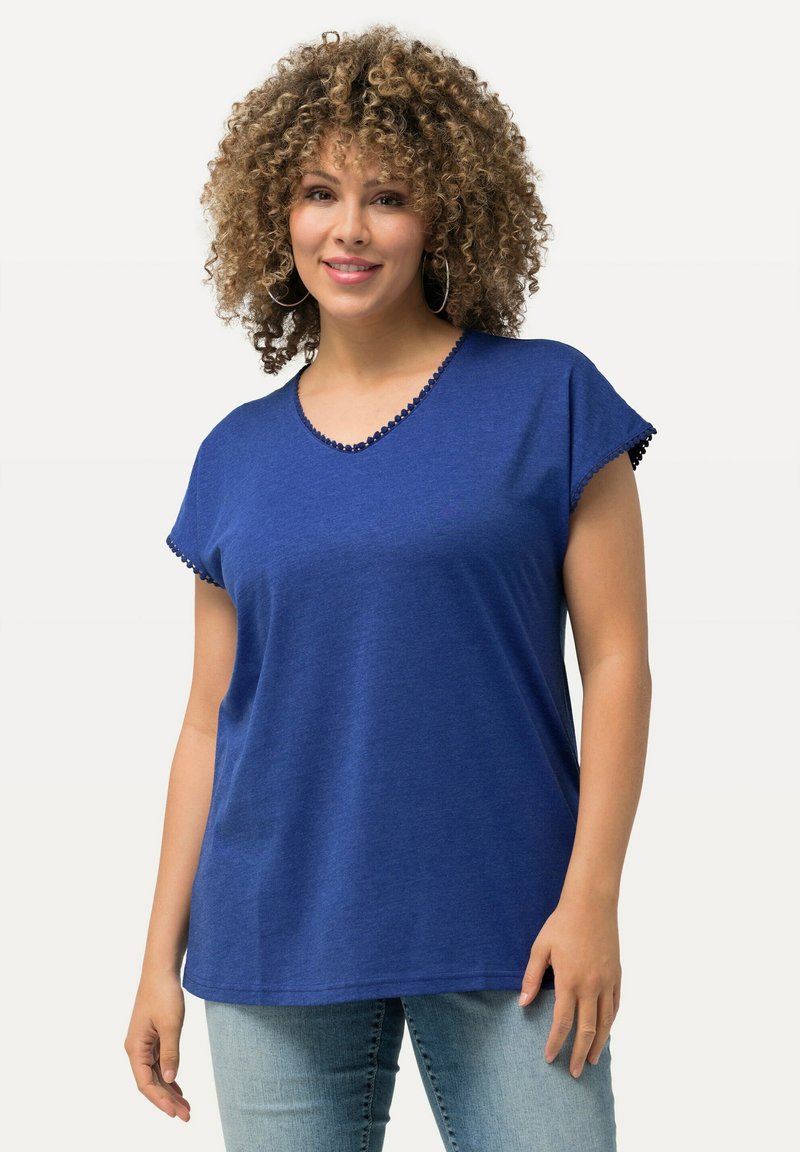 Camiseta azul de cuello en V con mangas cortas, que presenta un borde texturizado a lo largo del escote y los dobladillos de las mangas. Fabricada en una tela suave y ligera.