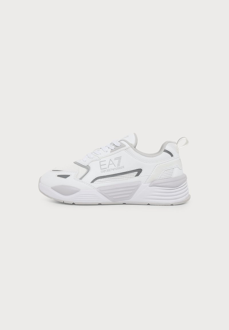 Λευκό sneaker EA7 Emporio Armani με κορδόνια, γκρι λεπτομέρειες και χοντρή υφασμάτινη σόλα.