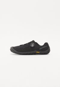 Fekete sportcipő, hálós felső résszel, Boa fűzési rendszerrel és Vibram talppal. Jellemzője a strukturált felület és a kiemelkedő márkajelzés.