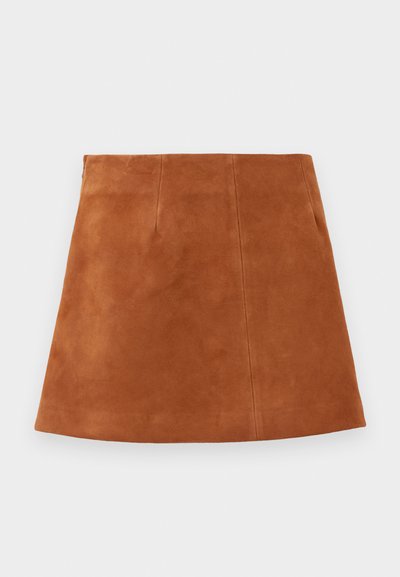 Fustă din suede maro în linie A, cu două plissuri frontale și o textură netedă, având o formă curată și fără închideri sau modele vizibile.