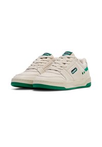 Weiße Sneaker mit glattem Lederobermaterial, grüner Gummisohle und Akzenten. Verfügt über Schnürsenkel und genähte Details auf der Zehenkappe.