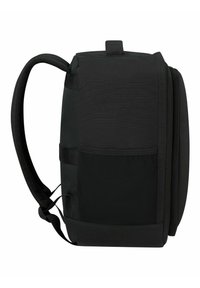 Zaino nero con forma rettangolare, realizzato in tessuto testurizzato, dotato di spallacci imbottiti e di una maniglia superiore per il trasporto.