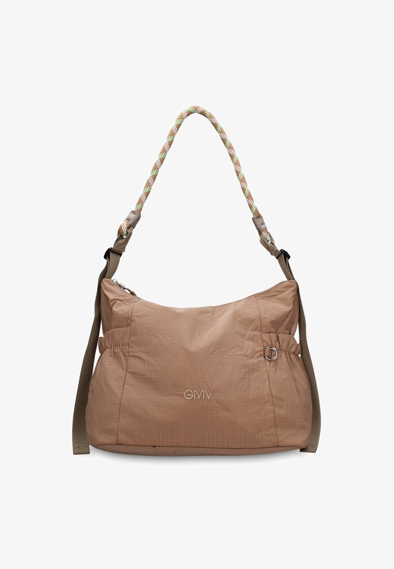 Sac d'épaule en tissu beige doux avec une bandoulière tressée, des sangles latérales réglables, un logo à l'avant et une fermeture supérieure zippée.