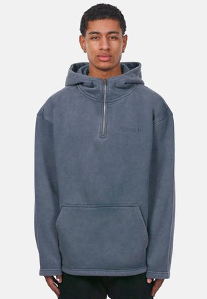 Szary polarowy hoodie z miękkiej tkaniny, posiadający zamek błyskawiczny do połowy, przednią kieszeń oraz wyhaftowane logo na piersi.