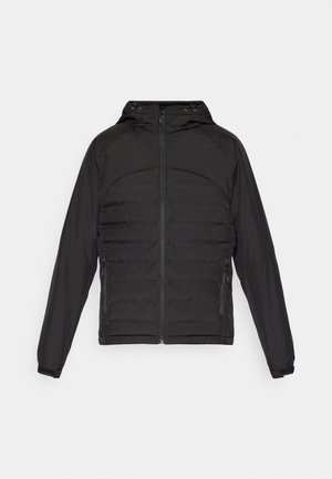 Sort puffet jakke med hætte, der har lynlås foran, sidelommer og et struktureret quiltet mønster på kroppen og ærmerne.