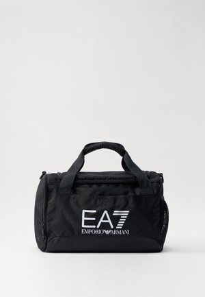 Sac de voyage noir en tissu durable, avec deux poignées, fermeture éclair et logo EA7 Emporio Armani blanc à l'avant. Poche en maille sur le côté.