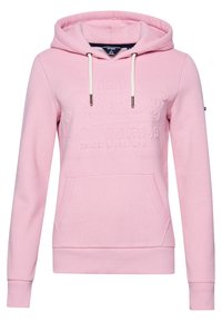 Sudadera rosa hecha de material suave, con un bolsillo canguro, capucha con cordones y detalle de logo en relieve en la parte frontal.