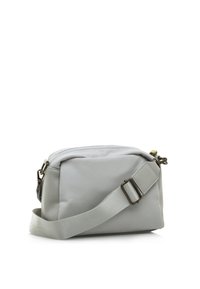 Bolso bandolera gris hecho de material suave, con cierre de cremallera, correa ajustable y acentos de hardware en bronce. Forma rectangular compacta.