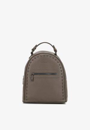 Taupekleurige leren rugzak met ronde bovenkant, voorvak met ritssluiting, decoratieve studs en een handvat bovenaan.