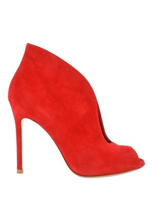 Bottine à talon haut en daim rouge avec un design à bout ouvert et un talon stiletto fin sur fond blanc.