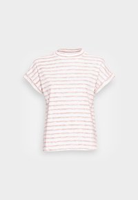 Valkoinen lyhythihainen t-paita, jossa on vaaleita oransseja vaakaraitoja ja korkea pyöreä kaula-aukko, esillä yksinkertaisella vaalealla taustalla.