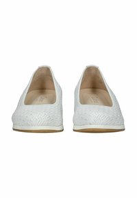 Zapatos slip-on blancos de tejido con parte superior texturizada, forro interior suave y suela de goma marrón claro. Diseño de punta redonda y tacón bajo.