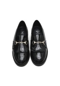 Zwarte gepatineerde leren loafers met kwastjesdetail, gouden hardware en een ronde neus. Gladde textuur en minimalistisch ontwerp.