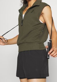 GAP Träningsshorts - black