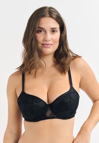 Zwarte beha met florale kantontwerpen, onder draadondersteuning, verstelbare bandjes en een gladde textuur. Sleutelgatdetail in het midden.