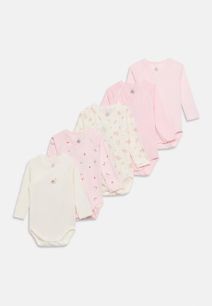 Fünf Baby-Body-Anzüge mit langen Ärmeln in Creme, Rosa, Blumenmuster, rosa gestreift und einfarbig Rosa, flach liegend in einer versetzten Reihe angeordnet.