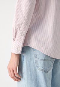 Tommy Hilfiger HERITAGE STRIPE SHIRT - Košeľa - terra red / white