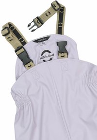 Salopette imperméable violet clair avec bretelles réglables beige et pièces métalliques noires. Dotée d'un élastique à la taille et d'une étiquette de marque.