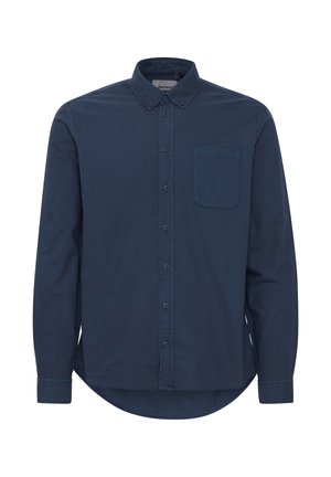 Gombos, sötétkék, hosszú ujjú ing, gallérral és mellzsebbel, egyszínű dizájn, sík felületen, fehér háttérre helyezve.