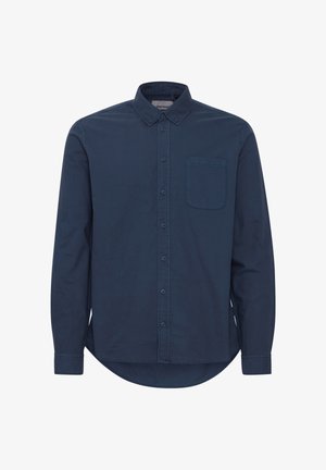 Gombos, sötétkék, hosszú ujjú ing, gallérral és mellzsebbel, egyszínű dizájn, sík felületen, fehér háttérre helyezve.