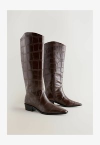 Sélectionné, chocolate brown croc embossed