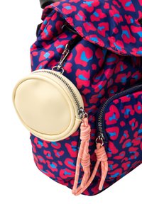 Rucksack aus strapazierfähigem Stoff mit einem blauen und pinken Leopardenmuster, einem runden, gelben Reißverschlussbeutel und rosa Kordelakzenten.