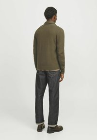 Jack & Jones CRAIG SHAWL NECK - Vesta na kopčanje - canteen
