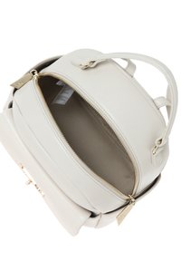Borsa a mano in pelle color crema dalla forma arrotondata, con dettagli in hardware dorato e apertura superiore con cerniera che rivela un interno beige.