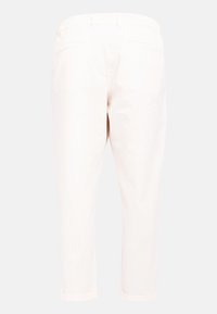 Witte op maat gemaakte broek met achterste paspelzakken en ceintuurlussen, van achteraf gezien tegen een effen achtergrond.