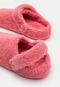 Crocs CLASSIC COZZZY UNISEX - Tøfler - hot blush