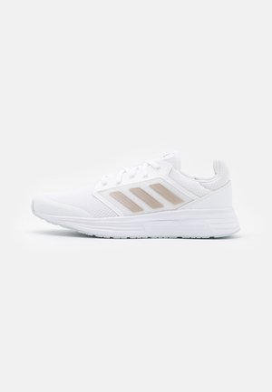 GALAXY 5 - Zapatillas de running neutras - footwear white/champagne metallic/halo blue