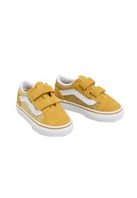 Zapatillas de ante amarillo con correas de Velcro blancas, presentan un panel lateral texturizado con purpurina y suela de goma blanca, diseño de punta redondeada.