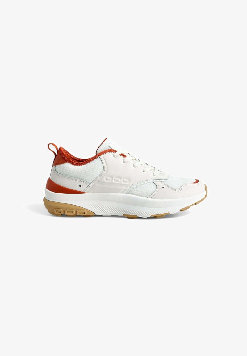 Weiße Sportschuhe mit einem strukturierten Mesh-Obermaterial, orangen Akzenten und einer klobigen beige-farbenen Sohle. Verfügt über ein schnürbares Design und eine Zuglasche an der Ferse.
