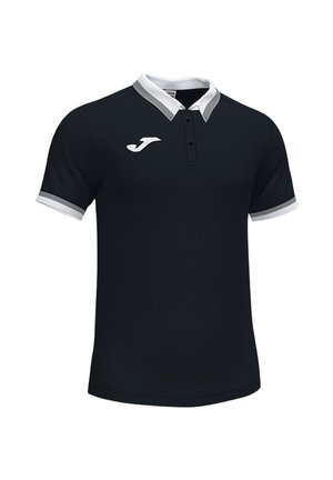 Polo noir à manches courtes avec col et poignets blancs, patte de boutonnage trois boutons, et logo Joma blanc sur le côté droit de la poitrine.