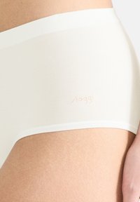 Mutande hipster bianche Sloggi senza cuciture, con una texture liscia, una cintura elasticizzata ampia e un branding sottile in colore chiaro.