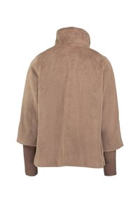 Veste en fausse fourrure marron avec un col montant, des manches larges et des accents en tricot côtelé aux poignets. Texture douce et coupe décontractée.