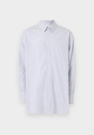 Muška košulja dugih rukava s gumbima, svijetloplave i bijele vertikalne pruge, šiljati ovratnik i manžete sa gumbima na jednobojnoj pozadini.