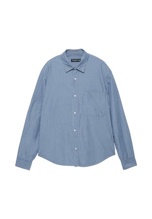 Blå skjorte med lange ærmer og knapper, med hvide lodrette striber og en brystlomme, lagt fladt med krave og manchetter synlige.