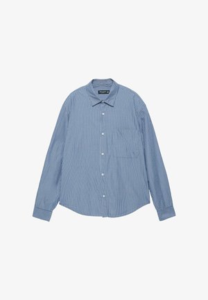 Blå skjorte med lange ærmer og knapper, med hvide lodrette striber og en brystlomme, lagt fladt med krave og manchetter synlige.