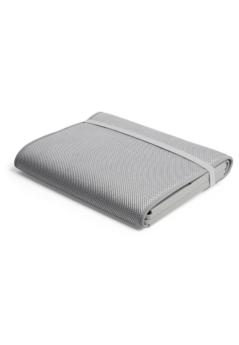 Housse d'ordinateur portable grise avec une texture, extérieure en maille et fermeture par élastique. Design mince aux bords arrondis, idéale pour protéger les appareils.