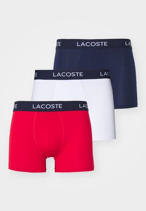 Balenie troch boxeriek v červenej, bielej a námornej farbe, s elastickými pásikmi s logom "LACOSTE". Vyrobené z mäkkej, elastickej tkaniny.