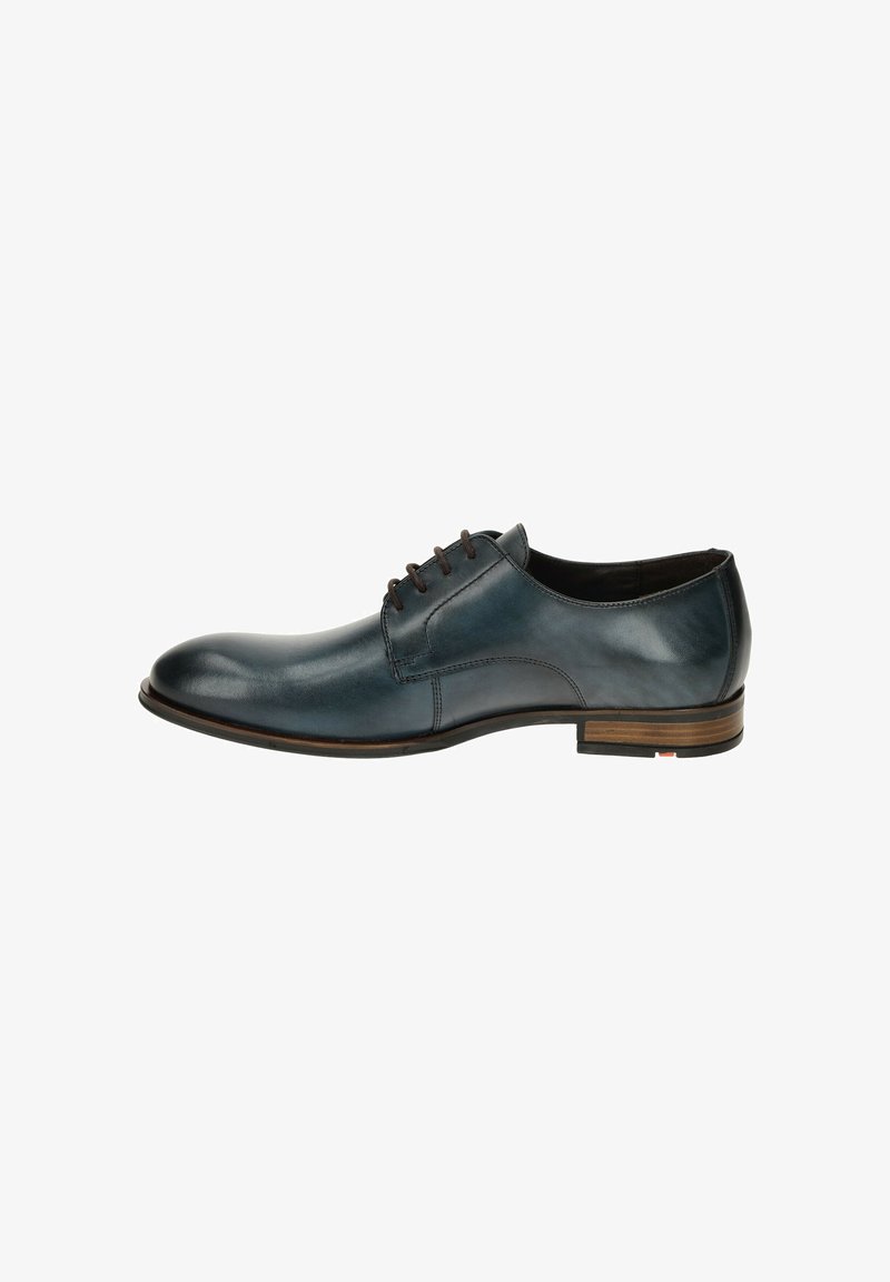 Chaussure habillée à lacets en cuir bleu foncé, avec une texture lisse, un bout arrondi, des accents marron contrastants et un petit talon en bois.