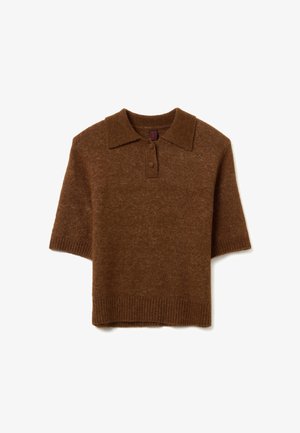Polo de manga corta de punto marrón con cuello, que presenta dos botones, puños acanalados y dobladillo. Textura suave con un corte ligeramente holgado.