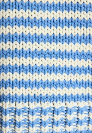Modrý a biely pletený materiál s prekladanými vodorovnými pásmi v textúrovanom vzore.