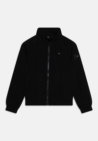 Zwart lichtgewicht jack met een hoge kraag, ritssluiting aan de voorkant, zijzakken, elastische manchetten en een klein logoplaatje op de linkermouw.