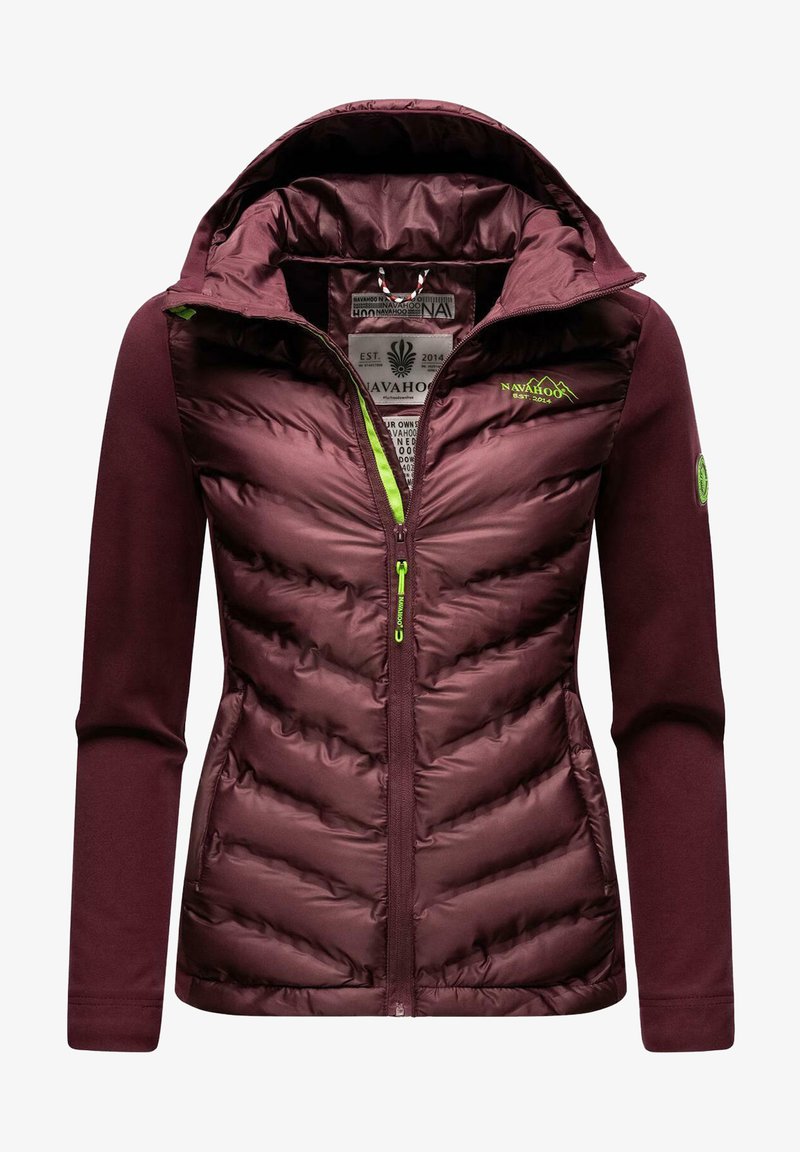 Burgunderfarbene isolierte Jacke mit durchgehendem Reißverschluss, Kapuze und kontrastierenden grünen Akzenten. Merkmale sind der gepolsterte untere Teil und die glatten Ärmel.